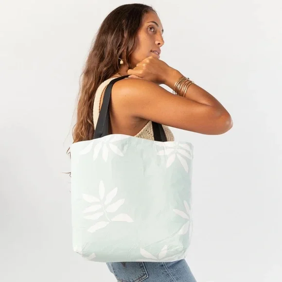 NEW ALOHA Collection “Flora Reversible Tote” in Eve - Picture 2 of 8